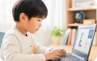パソコンに向かう子ども
